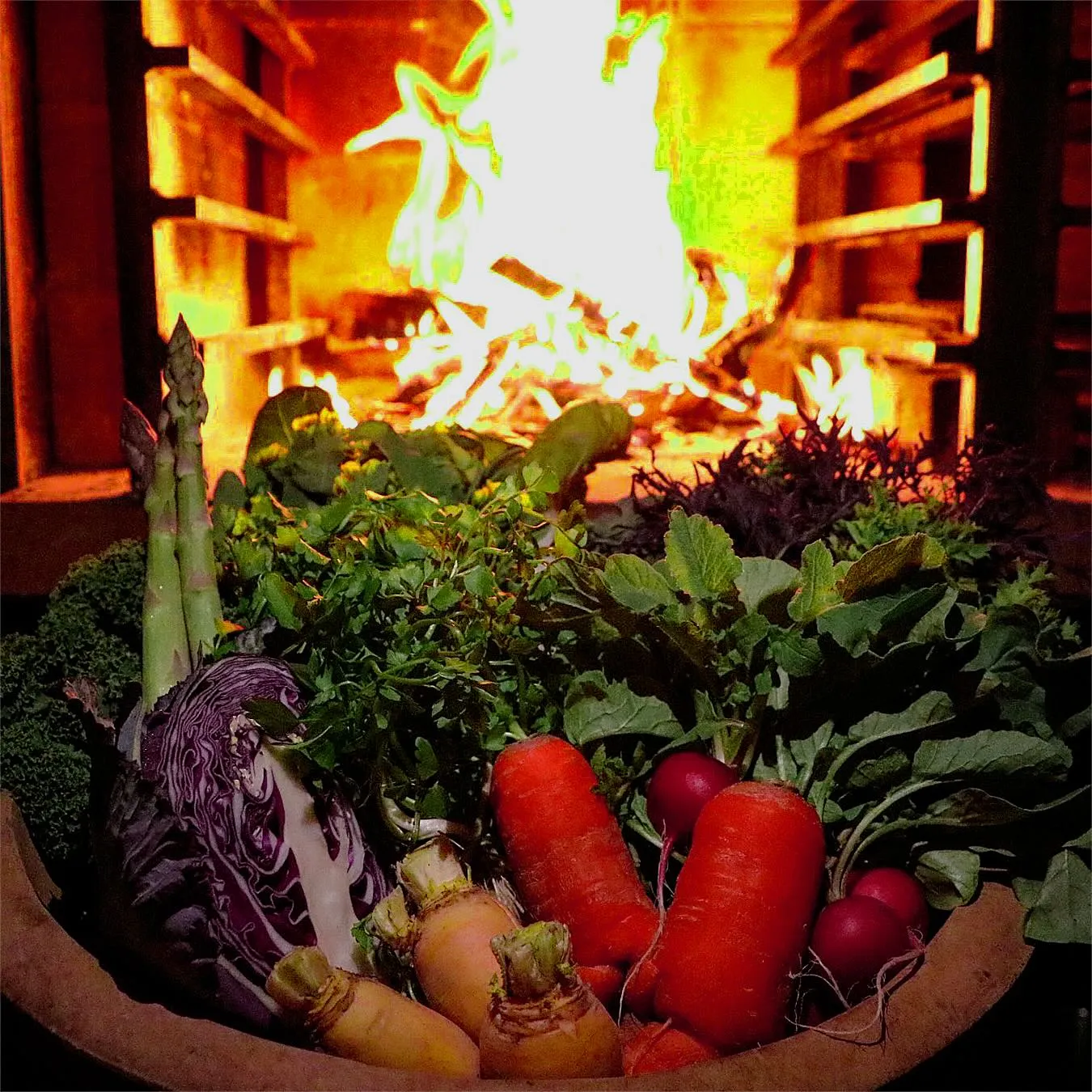 火と対話し素材と向き合う